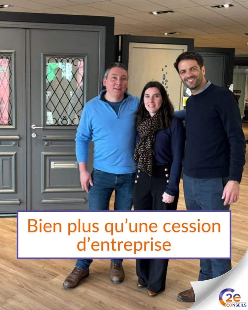 Équipe souriante devant des portes. Texte : Bien plus qu’une cession d’entreprise. Logo 2e CONSEILS.